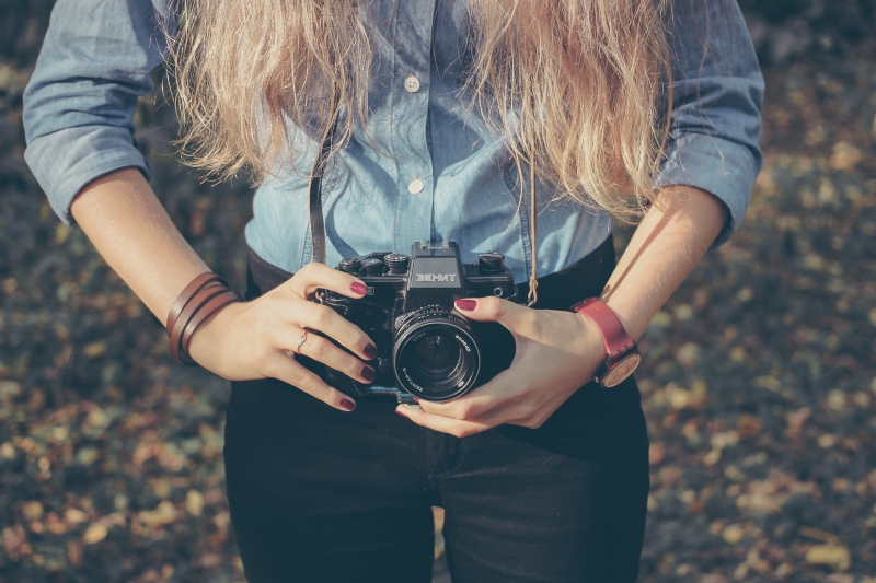 photographe-MONS-min_hand-person-girl-woman-camera-photography-614-pxhere.com